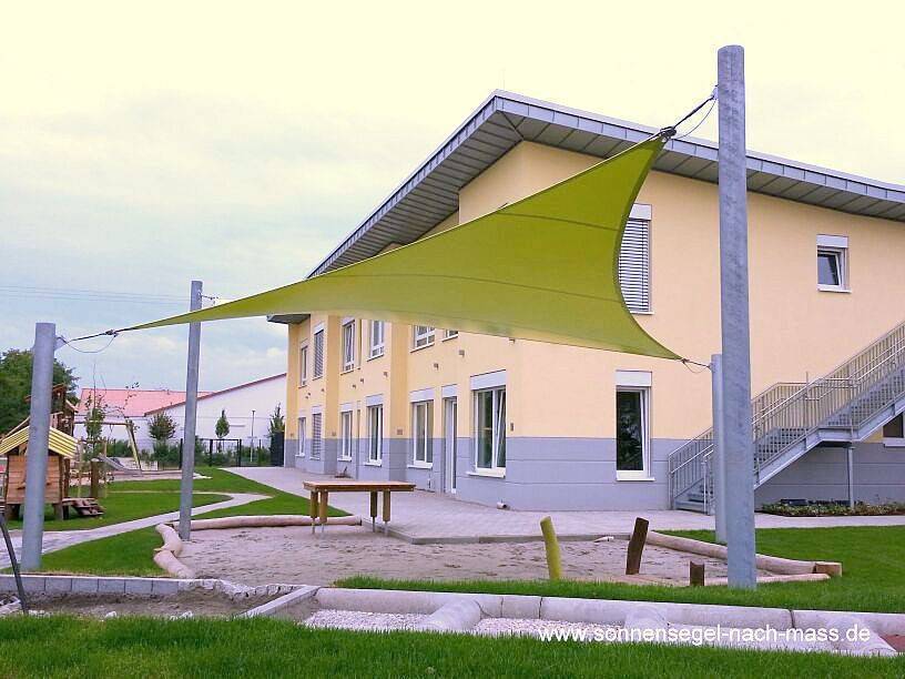 Dreidimensionales Sonnensegel an einer Schule